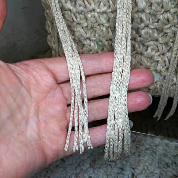 Vintage 70's Boho Crocheted Straw Small Tote Style Purse With Wood Bead & Tassel - Picture 3 of 16